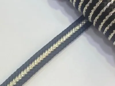 ضفيرة مزرولة بالأبيض