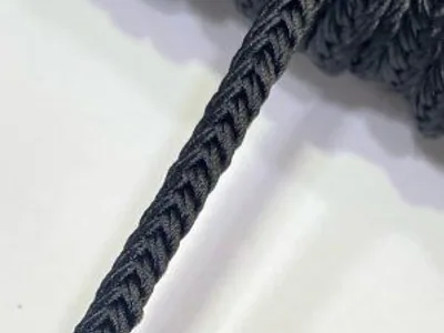 ظفيرة مبرومة على 2 أسود